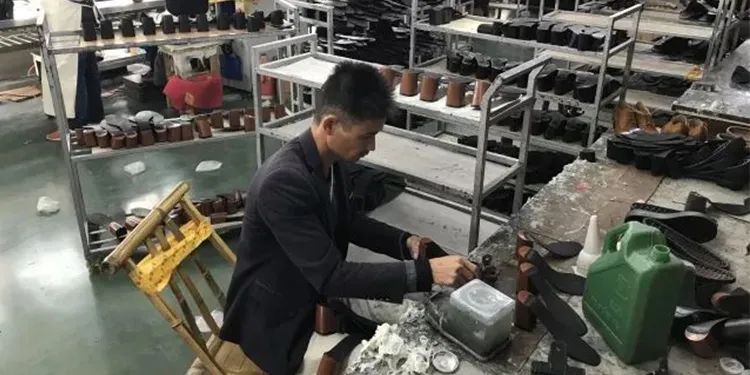 Dejing的凈??制鞋廠(chǎng)除臭劑，治理?yè)]發(fā)性有機(jī)化合物(VOC)廢氣.jpg